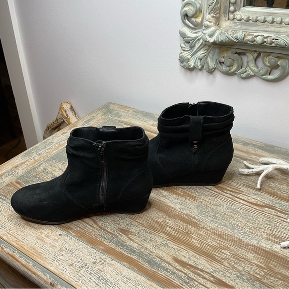 Nine West Black Faux Suede Wedge Bootie, Girls Size 4 - Picture 6 of 8